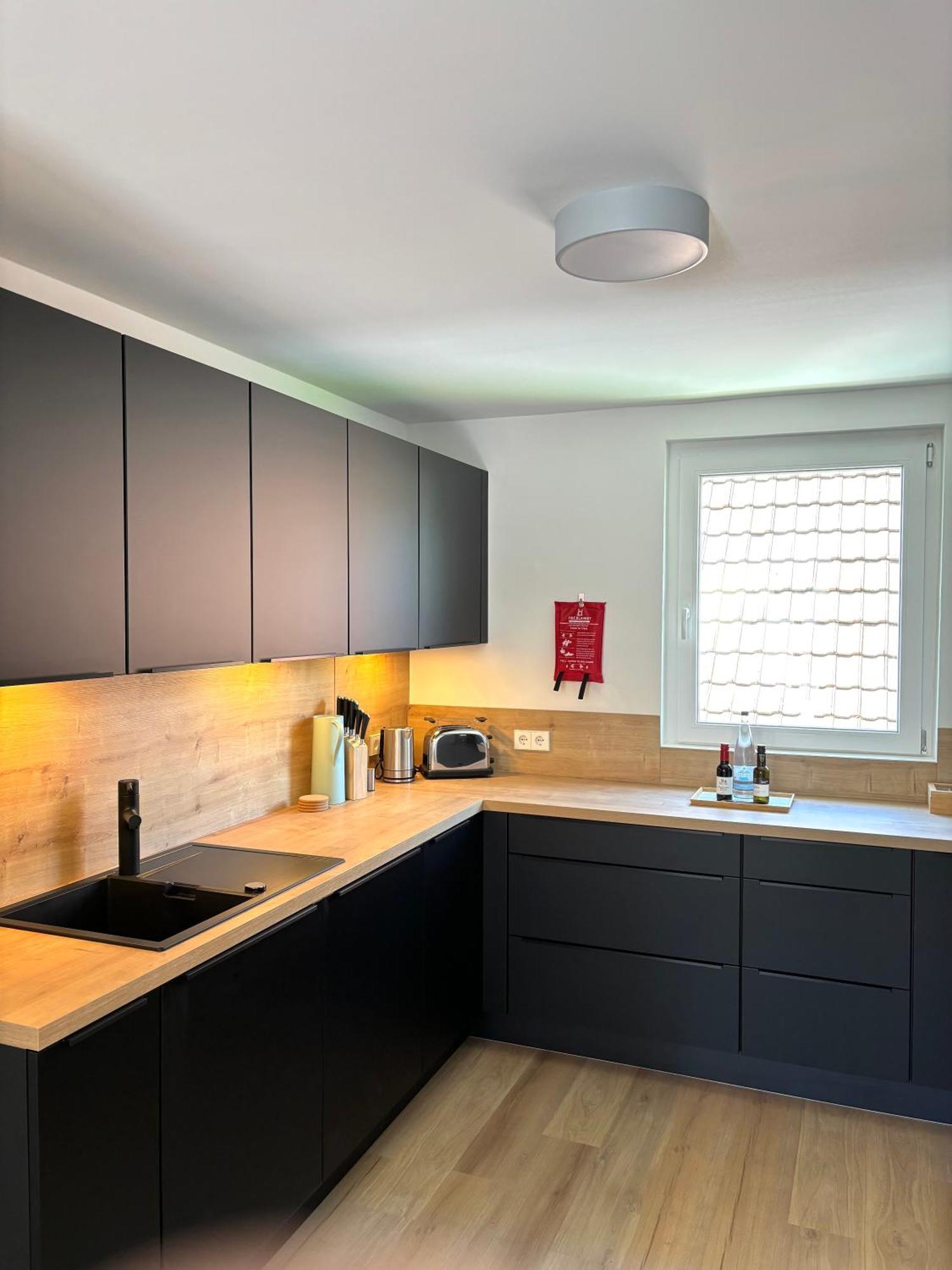 Gesamte Wohnung, Kueche, Parkplatz, Terrasse 바드벨링겐 외부 사진